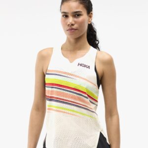 Hoka Race Day Singlet - גופיית ספורט הוקה לנשים בצבע אלבסטר פלייר