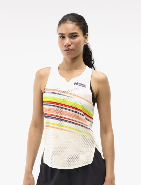 Hoka Race Day Singlet - גופיית ספורט הוקה לנשים בצבע אלבסטר פלייר