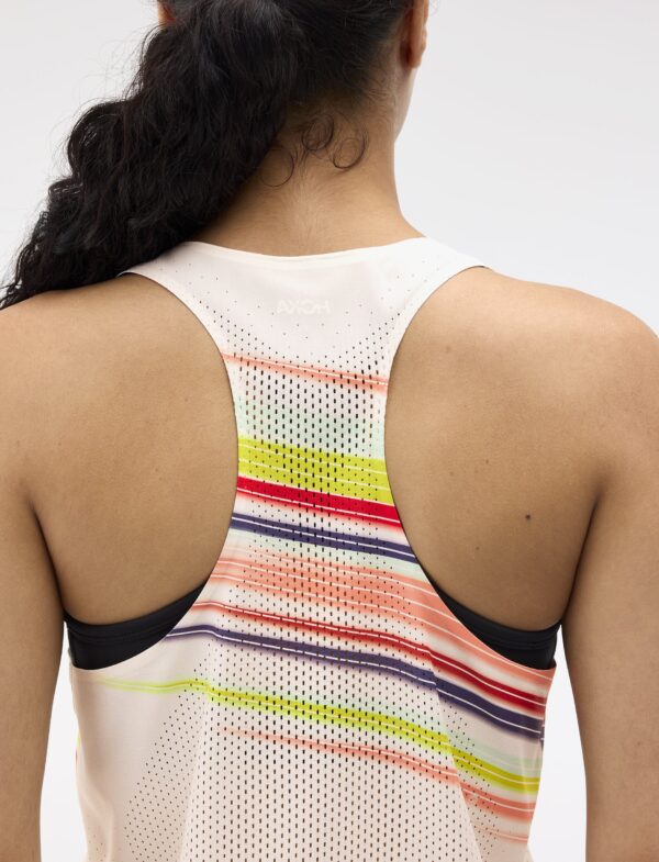 Hoka Race Day Singlet - גופיית ספורט הוקה לנשים בצבע אלבסטר פלייר