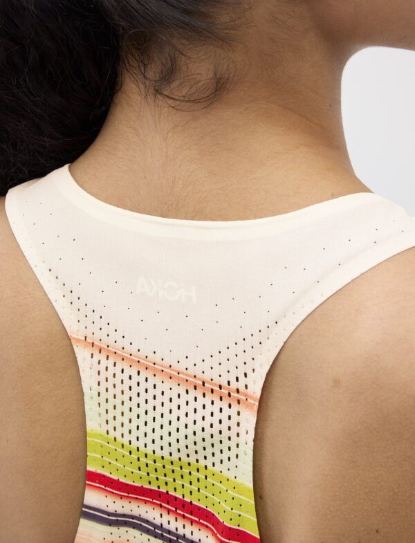 Hoka Race Day Singlet - גופיית ספורט הוקה לנשים בצבע אלבסטר פלייר
