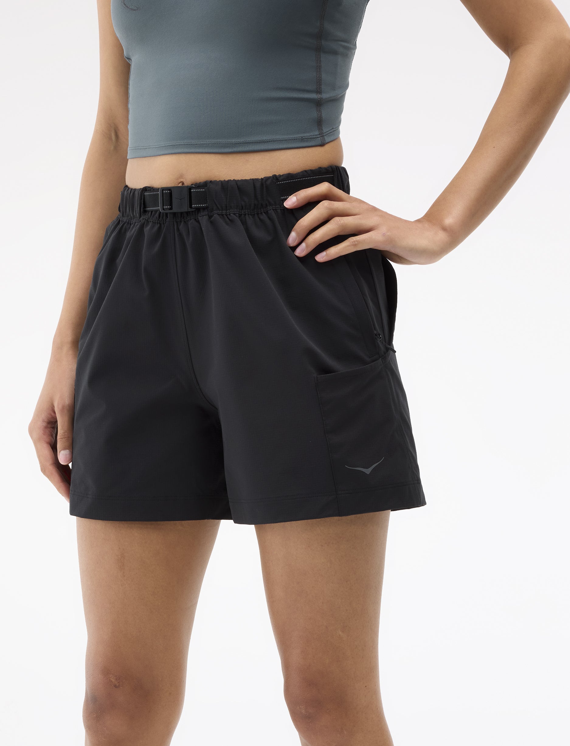 HOKA W WOODLAND HIKE SHORT - מכנסי ספורט קצרים הוקה לנשים בצבע שחור