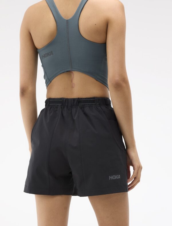 HOKA W WOODLAND HIKE SHORT - מכנסי ספורט קצרים הוקה לנשים בצבע שחור